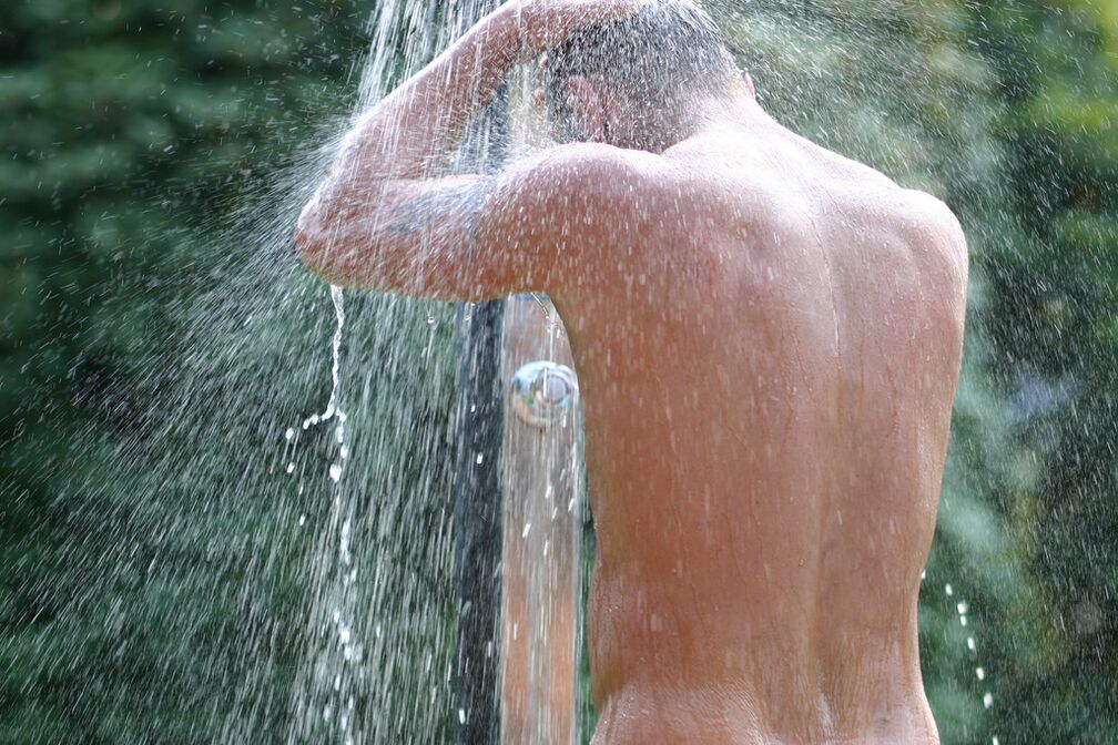 Nach einem Bad mit Soda muss ein Mann kalt duschen. 