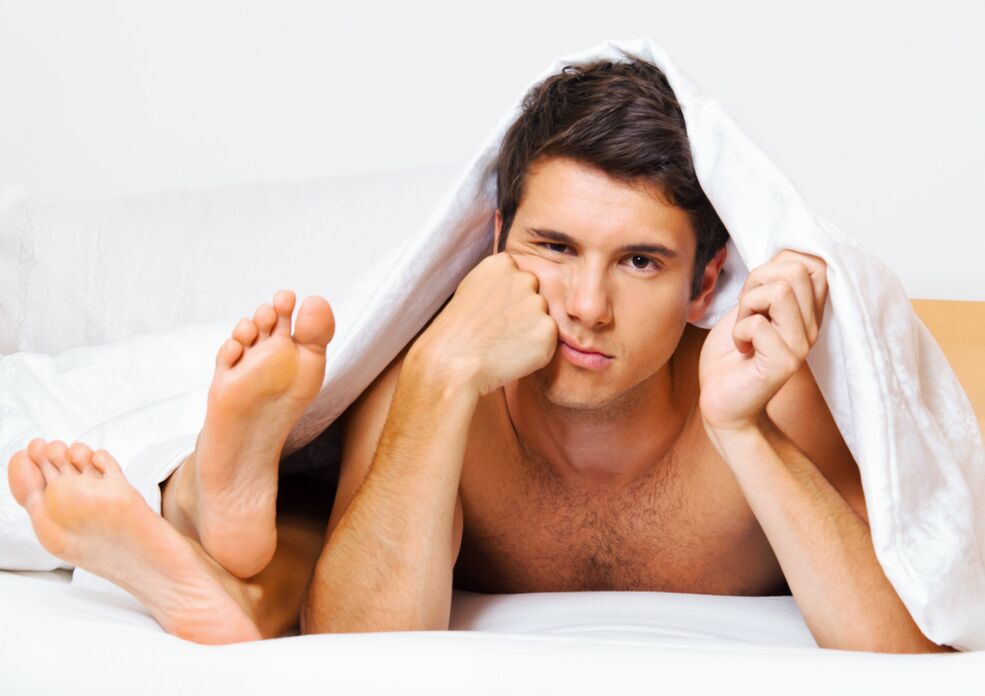 Frau im Bett mit einem Mann, der seinen Schwanz mit einem Mundstück vergrößert