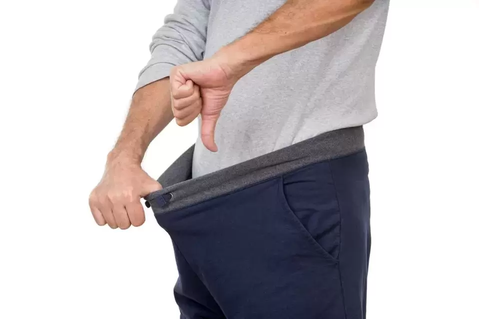 Ein Mann ist mit der Größe seines Penis nicht zufrieden und weiß nicht, wie er ihn vergrößern kann
