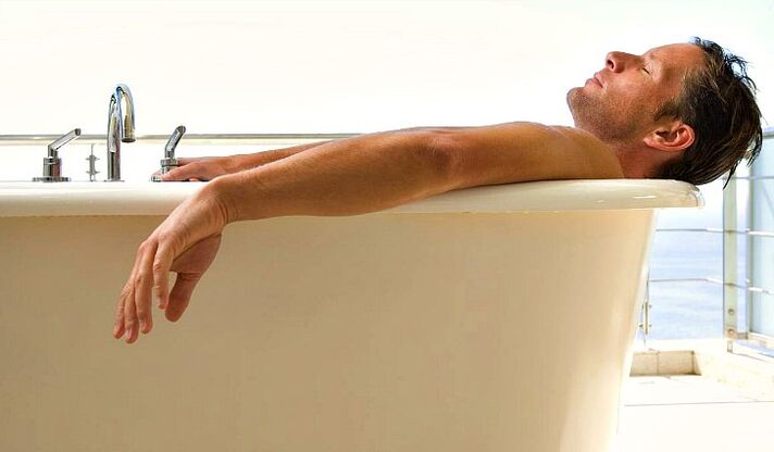 Ein Mann badet mit Limonade.
